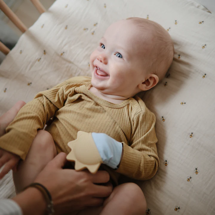 Mushie Sun Teething Mitten – Bild 3